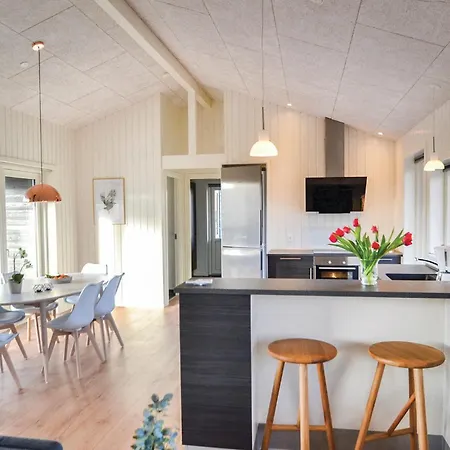 Three-bedroom In Hvide Sande *