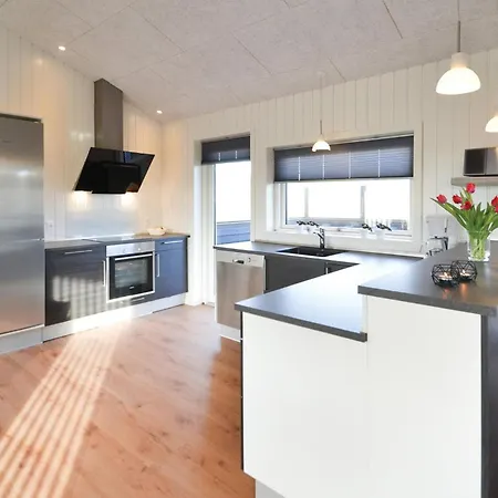 Three-bedroom In Hvide Sande *