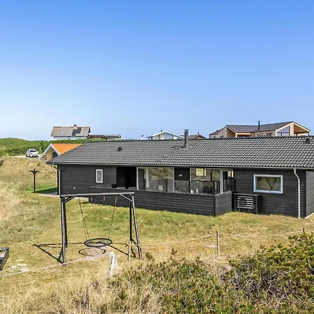 Three-bedroom In Hvide Sande *