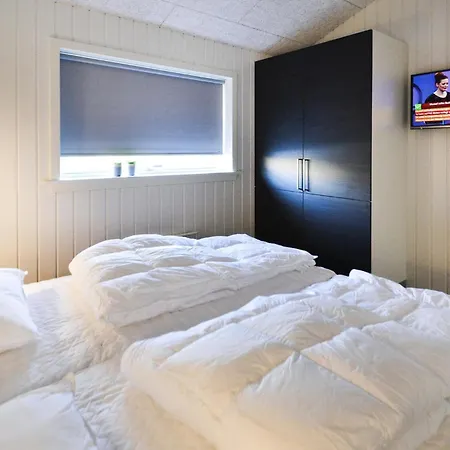 Three-bedroom In Hvide Sande *