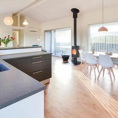 Three-bedroom In Hvide Sande * Bjerregård