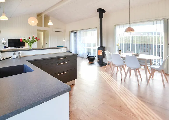 Three-bedroom In Hvide Sande * Bjerregård